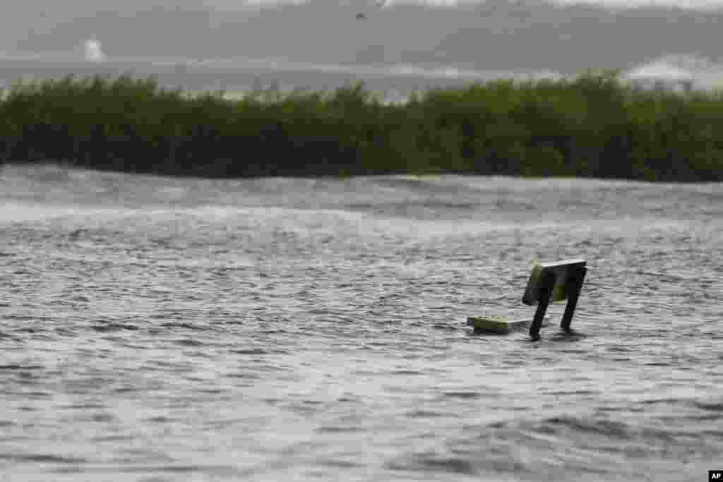 Un banco se sumergió en el agua cerca del Parque R.E. Olds, la mañana del 5 de agosto de 2024, en Oldsmar, Florida, mientras el huracán Debby pasa por la zona de la Bahía de Tampa. 