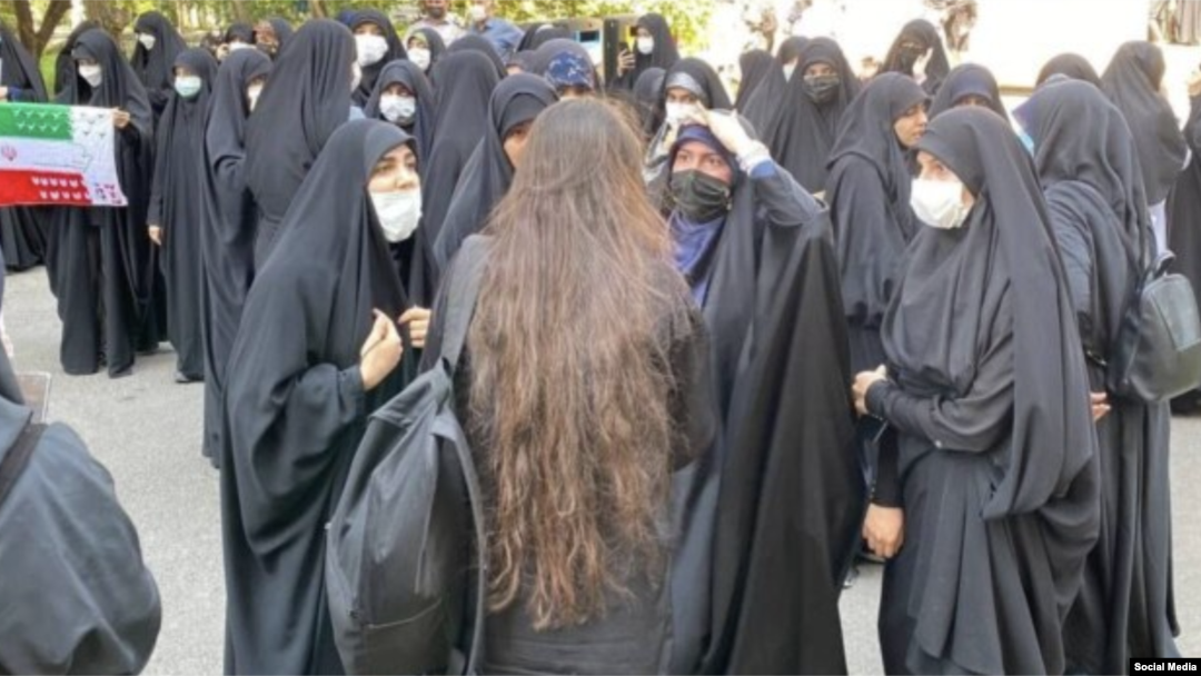 یک دانشجوی معترض بدون بر سر داشتن حجاب اجباری در دانشگاه الزهرا ـ اعتراضات سراسری ۱۴۰۱ 