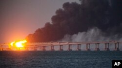 Flanm ak dire soti nan yon pon nan Krime ki konekte Larisi ak preskil Krime a nan Ikren, Samdi 8 Oct. 2022. 