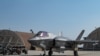美国空军发布的照片显示美国海军陆战队F-35战斗机抵达韩国群山空军基地，参加美韩“警惕风暴”联合演习。(2022年10月31日)