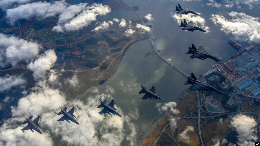 한국 공군 F-15K 전투기와 미 공군 F-16 전투기가 연합 편대비행을 하고 있다. (자료사진)