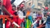 Sejumlah warga membakar bendera Rwanda dalam aksi protes di Goma, Republik Demokratik Kongo, pada 30 Oktober 2022. (Foto: AP/Justin Katumwa)