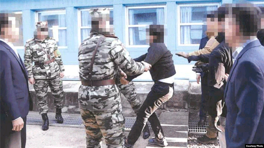 한국 통일부는 지난 2019년 11월 판문점에서 탈북어민 2명을 북한으로 송환하면 촬영한 사진을 지난해 7월 공개했다. 사진 = 통일부.
