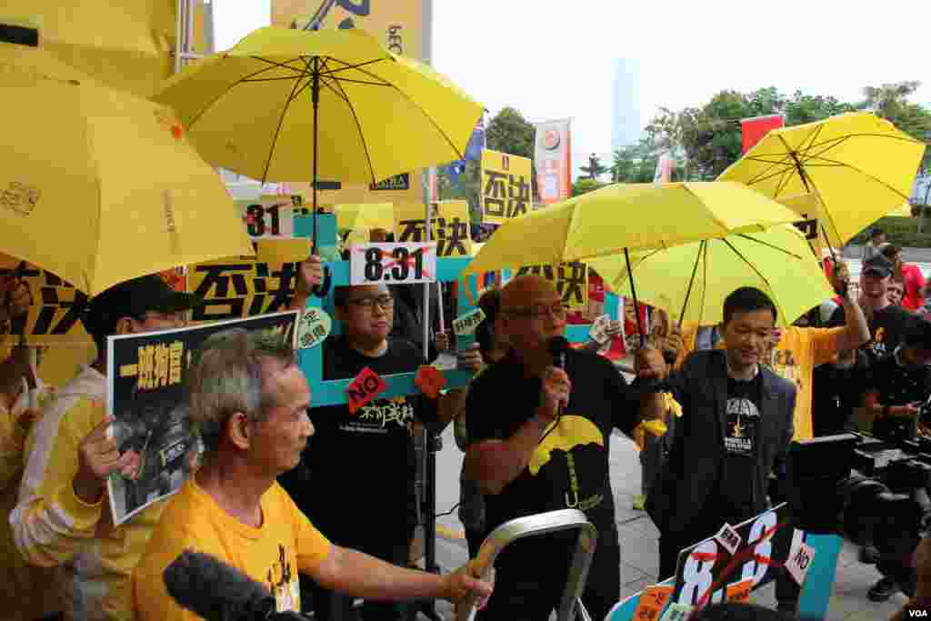 港府公佈政改方案對立團體立法會外衝突(美國之音海彥拍攝)