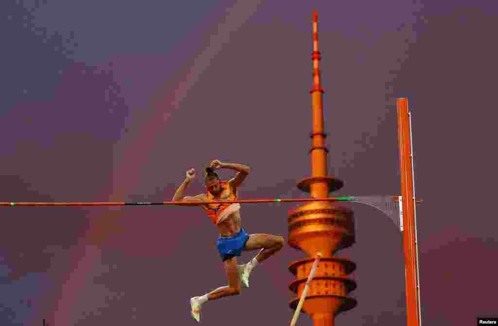 Netherlands' Rutger Koppelaar competes during the men's pole vault final event at the 2022 European Champions in Munich, Germany, Aug. 20, 2022.