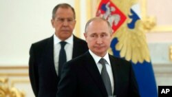 Imagem de Arquivo: Presidente russo Vladimir Putin e atrás de si o ministro das Relações Exteriores Sergey Lavrov