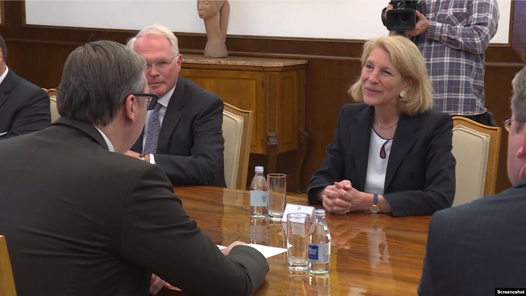 Sastanak američke zvaničnice Karin Donfrid sa predsednikom Srbije Aleksandrom Vučićem u Beogradu 26. aprila 2022. godine, na sastanku je bio i ambasador SAD Kristofer Hil