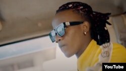 Olegue Baraka est connu pour aborder sur un ton provocateur des thèmes tabous dans la très religieuse société burundaise. (Youtube, capture d'écran)
