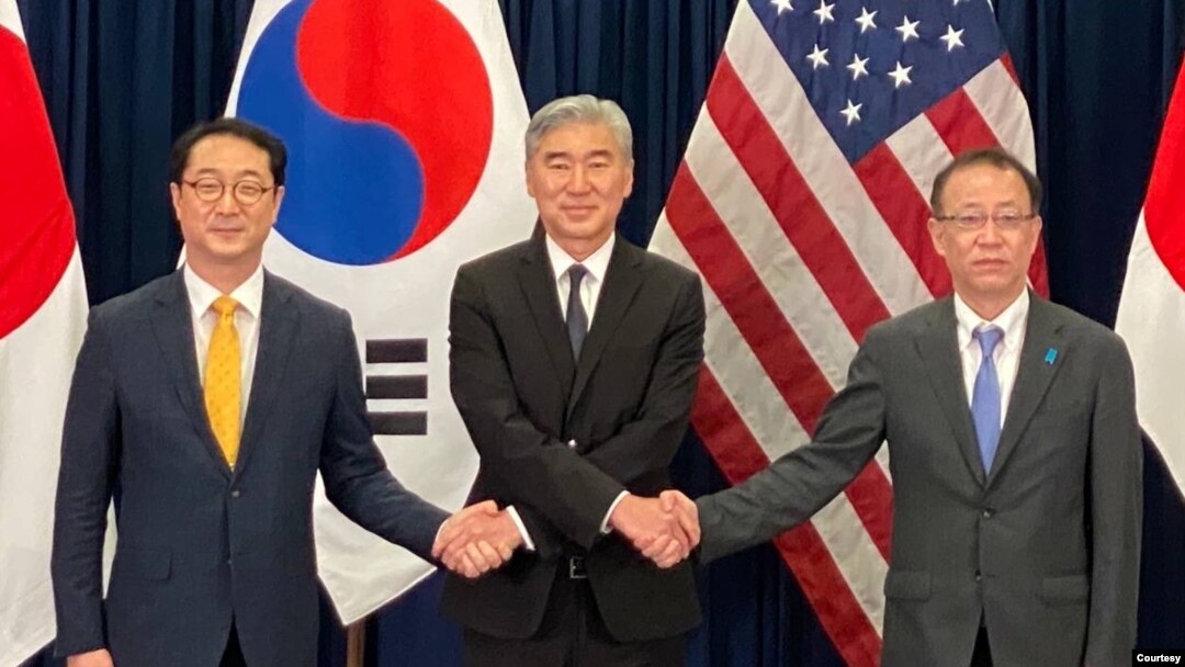성 김(가운데) 미 국무부 대북특별대표와 김건(왼쪽) 한국 외교부 한반도평화교섭본부장, 후나코시 다케히로 일본 외무성 아시아대양주 국장 (자료사진=한국 외교부 제공)