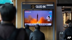 南韓民眾在首爾火車站觀看北韓發射導彈的電視新聞。（2022年3月16日）