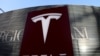 Logo Tesla dekat kompleks pusat pertokoan di Beijing, China, 5 Januari 2021. (REUTERS/Tingshu Wang)
