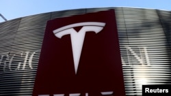 Logo Tesla dekat kompleks pusat pertokoan di Beijing, China, 5 Januari 2021. (REUTERS/Tingshu Wang)
