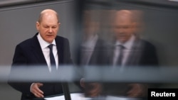 Nemački kancelar Olaf Šolc govori u Bundestagu (REUTERS/Lisi Niesner)