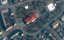 Maxar Technologies 提供的卫星图像显示马里乌波尔大剧院。