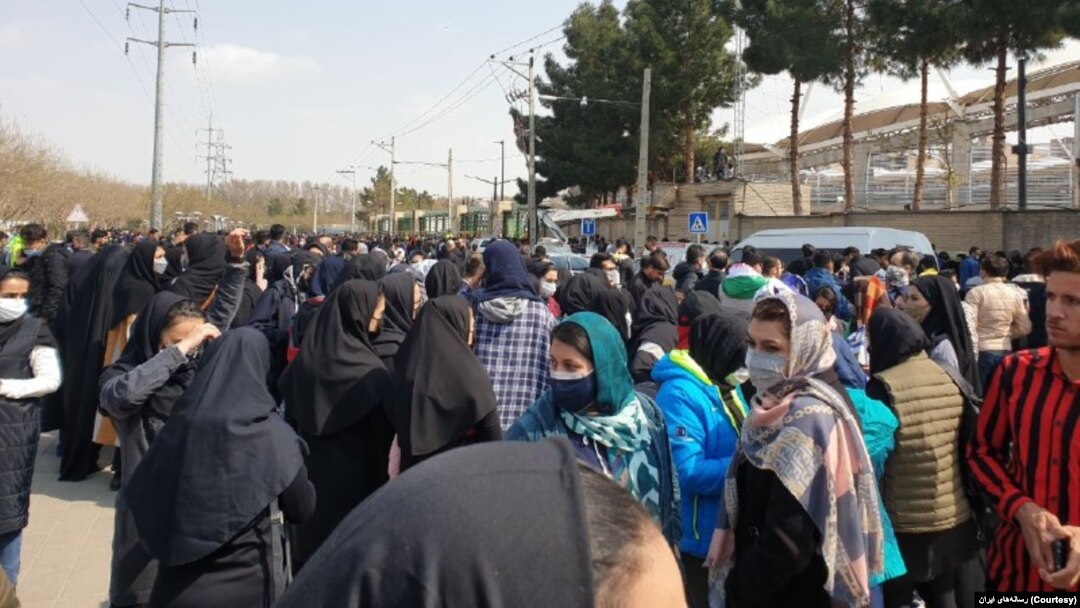 ازدحام زنان در مقابل ورزشگاه به علت جلوگیری از ورود آنها به استادیوم در مشهد