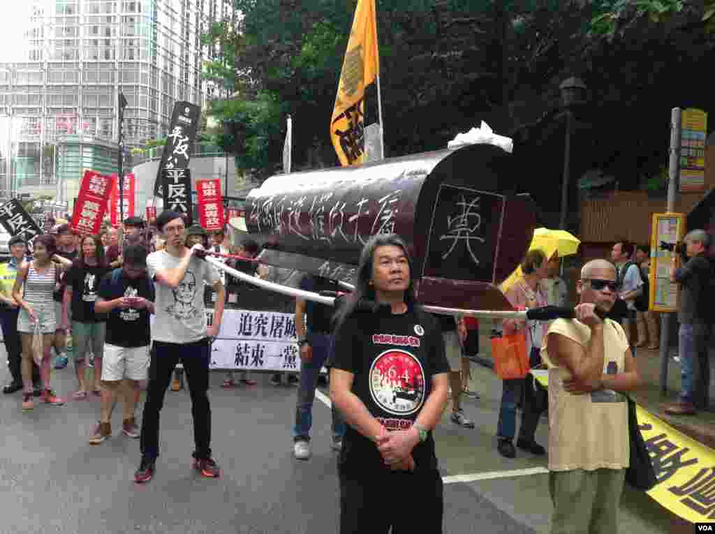 香港支联会举行年度爱国民主大游行(美国之音海彦拍摄)