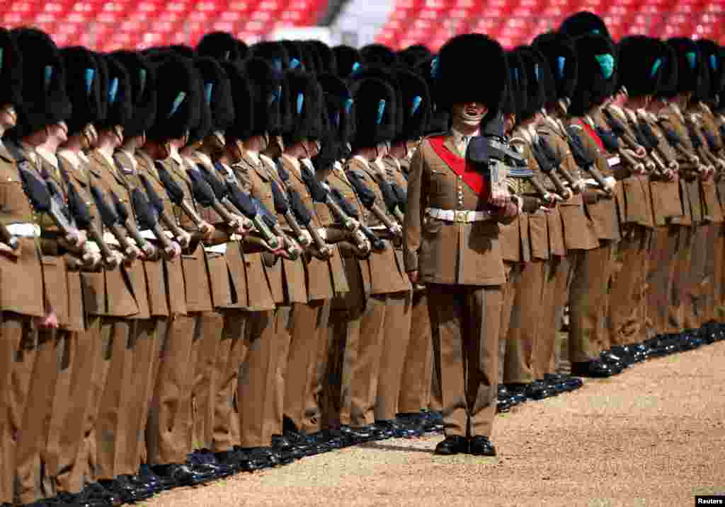 Anggota Militer Inggris ambil bagian dalam latihan terakhir "Trooping of Color" menjelang perayaan "Queen's Platinum Jubilee" atau 70 tahun perayaan Ratu Elizabeth II naik tahta di London, Inggris. (Foto: Reuters)