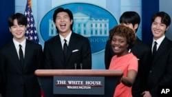 Anggota supergrup K-pop BTS dari kiri, Jimin, RM, Jin, dan J-Hope, bergabung dengan sekretaris pers Gedung Putih Karine Jean-Pierre di Gedung Putih, Selasa, 31 Mei 2022, di Washington. (Foto: AP)