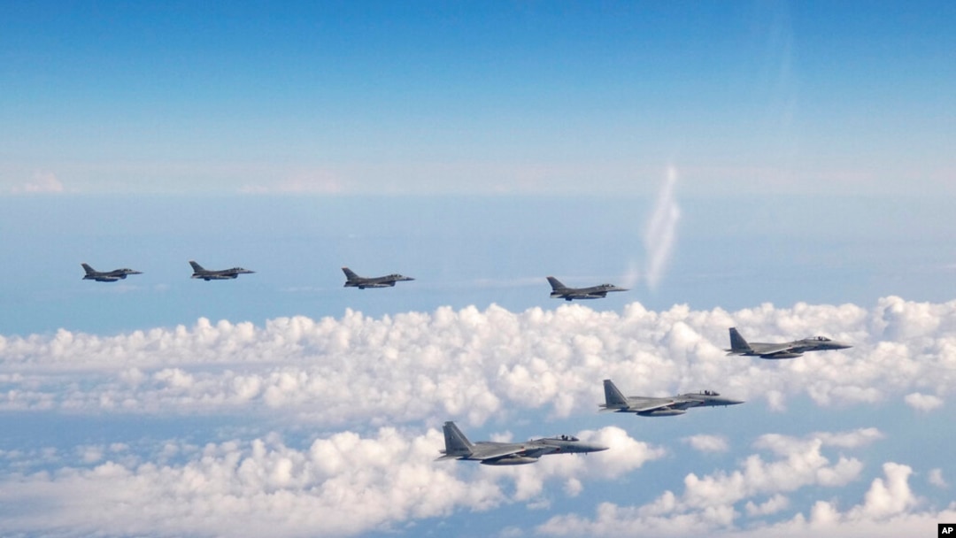 일본 자위대 소속 F-15 전투기 3대(앞)와 미군 F-16 전투기 4대가 지난달 25일 일본해(동해) 상공에서 기동하고 있다. (자료사진)
