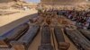 Des sarcophages datant de la Basse Époque égyptienne sont exposés après leur découverte par une mission dirigée par le Conseil suprême égyptien des antiquités, au cimetière de Bubastian à la nécropole de Saqqarah, le 30 mai 2022.