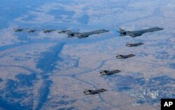 '비질런트 스톰' 미한 연합공중훈련에 참가한 B-1B 미 공군 전략폭격기(가운데)가 한국 공군 F-35 전투기(아래), 미 공군 F-16 전투기(위)와 한반도 상공을 비행하고 있다.