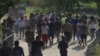 Migrantes, en su mayoría de Venezuela, llegan a un campamento donde las autoridades mexicanas emitirán permisos para que puedan continuar su camino hacia el norte, en San Pedro Tapanatepec, Oaxaca, México, el 5 de octubre de 2022. 