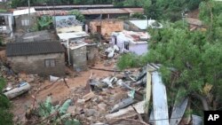 Nyumba zilizosombwa na maji ya mafuriko katika eneo la Ntuzuma, nje ya mji wa Durban, Afrika Kusini, April 12, 2022, kufuatia mvua na mafuriko.