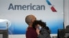 Dua orang pengunjung Nasional Ronald Reagan Washington di Arlington, Virginia, terlihat masih mengenakan masker setelah adanya pengumuman bahwa pemerintahan Biden tidak lagi memberlakukan mandat pemakaian masker pada transportasi umum, 19 April 2022. (REUTERS/Kevin Lamarque)