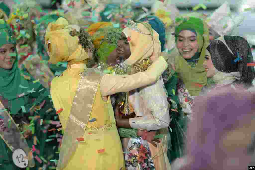 Obabiyi Aishah Ajibola dari Nigeria dinobatkan sebagai "Miss Muslimah Dunia 2013", menerima ucapan selamat dari kontestan lainnya dalam kompetisi 'Miss Muslimah Dunia' di Jakarta, Indonesia.