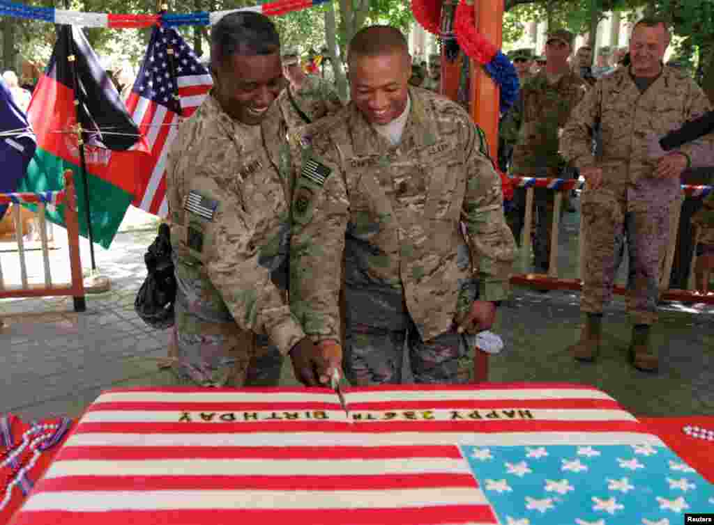 Binh sĩ Mỹ tại Kabul, Afghanistan cắt bánh mừng Lễ Độc lập, 4/7/2012.
