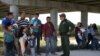 Agent pogranične patrole Serhio Ramirez razgovara sa migrantima koji ilegalno prelaze granicu iz Meksika u SAD (arhivski snimak)