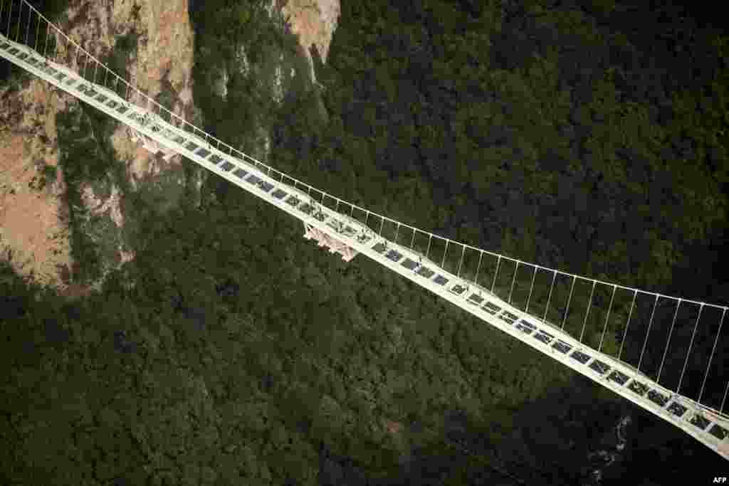 Jembatan berlantai kaca yang terpanjang dan tertinggi di dunia di lembah Zhangjiajie, Hunan, China.