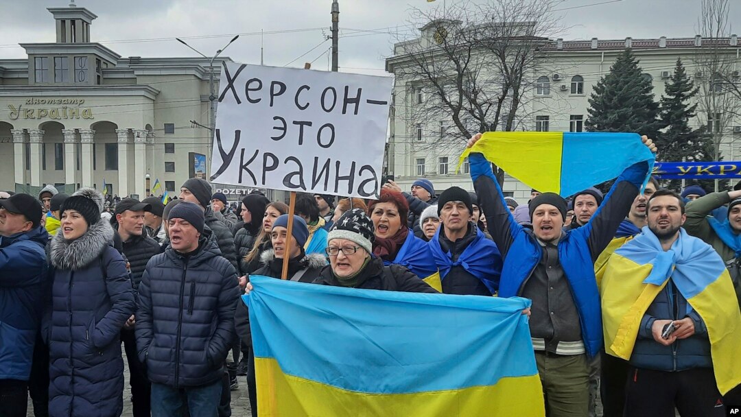 Protest protiv ruske okupacije u južnom ukrajinskom gradu Herson (Foto: AP/Olexandr Chornyi)