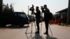 Para jurnalis Afghanistan tampak hadir di lokasi serangan bom di Kabul, Afghanistan, pada 9 Februari 2021. (Foto: AP/Rahmat Gul)