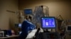 Personal médico trata a un paciente de COVID-19 en la Unidad de Cuidados Intensivos (UCI) del Providence Mission Hospital en Mission Viejo, California, EE. UU., el 25 de enero de 2022.