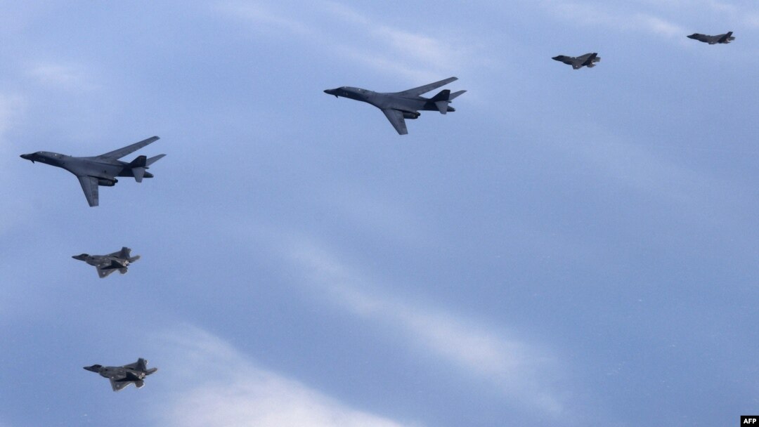 1일 한국 서해 상공에서 실시된 2023년 첫 미한 연합공중훈련에 미군 B-1B 전략폭격기(가운데)와 F-22 전투기(아래), 한국군 F-35 전투기가 동원됐다.