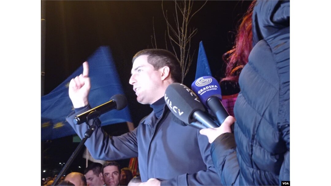 Smijenjeni predsjednik Skupštine Crne Gore i predsjednik Demokratske Crne Gore Aleksa Bečić govori okupljenima na protestu kod Kod Hrama Hristovog vaskrsenja u Podgorici, 16. februara 2022. (Foto: Sanja Novaković, Glas Amerike)