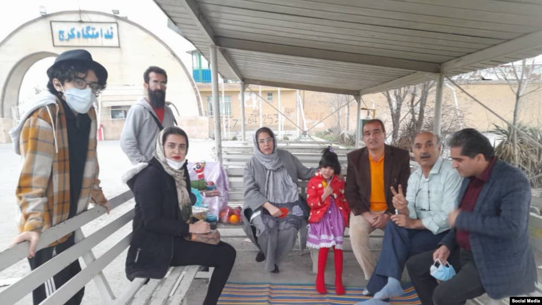سفره هفت‌سین خانواده اسماعیل عبدی در مقابل زندان مرکزی کرج