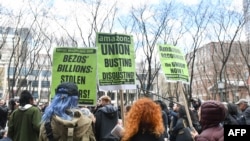 Los trabajadores de Amazon protestan el 1 de abril de 2022, mientras votan por la sindicalización del almacén de Amazon Staten Island en Nueva York.
