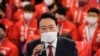 2022年3月10日，韩国主要反对党国民力量党的总统候选人尹锡悦(Yoon Seok-youl)当选后在国会接受该党成员和议员的祝贺时发表讲话（路透社）。 