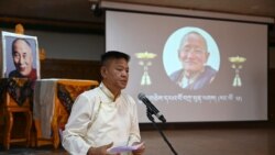 རང་ལུས་མེར་སྲེག་གཏོང་མཁན་བཀྲ་ཕུན་ལ་གཞུང་འབྲེལ་མཆོད་འབུལ།