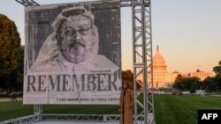 Mwandishi wa Uturuki Hatice Cengiz, mchumba wa Jamal Khashoggi akisimama karibu na picha ya Khashoggi, katika hafla ya kumbukumbuku ya miaka mitatu ya mauaji yake, mjini Washington, Oktoba 1, 2021. Picha ya AFP.