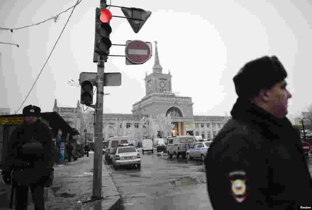 Nhân viên bảo vệ Bộ Nội vụ gần nhà ga xe lửa sau vụ tấn công tự sát ở Volgograd, ngày 29/12/2013.