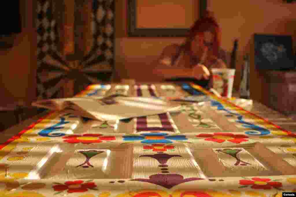 “Yo veo una silla, una mesa… y puertas, y yo digo: ‘me encanta’, me enamoro de eso y ya le veo que la puedo restaurar”, dice Rita Águila. Foto: Cortesía de la entrevistada.
