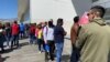 Venezolanos esperan para una entrevista personal de migración en Quito para regularizar su estatus en Ecuador el 12 de septiembre de 2022. [Foto: VOA / Néstor Aguilera]