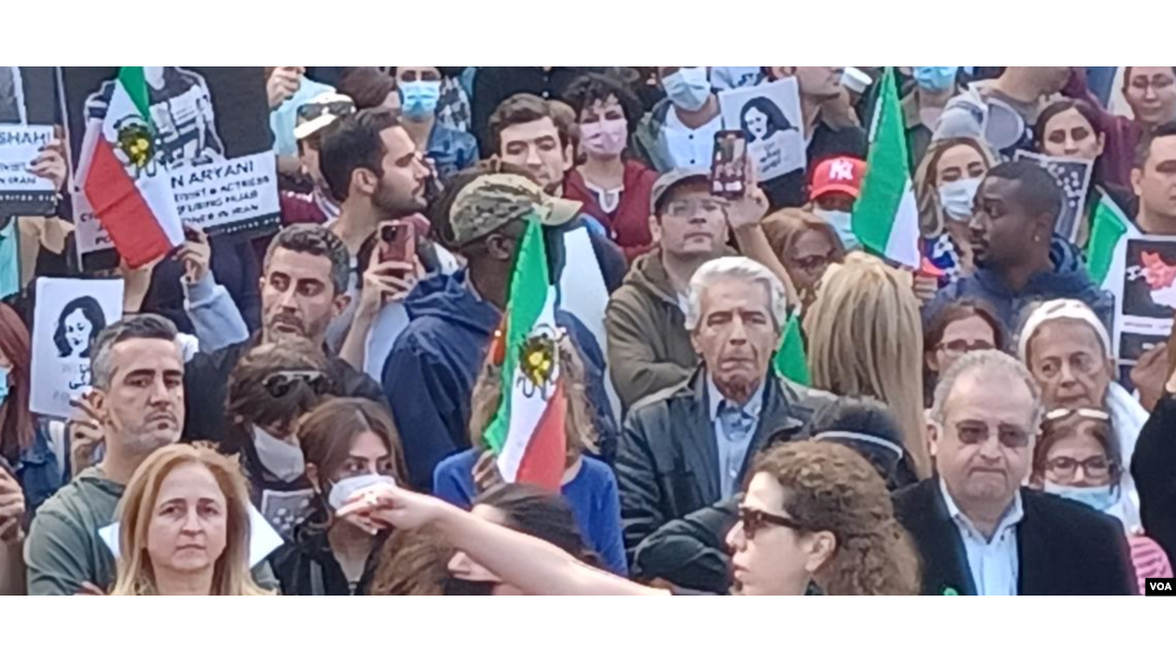 فرامرز اصلانی، خواننده سرشناس، در تجمع ایرانیان در شهر واشنگتن - شنبه ۲ مهرفذ