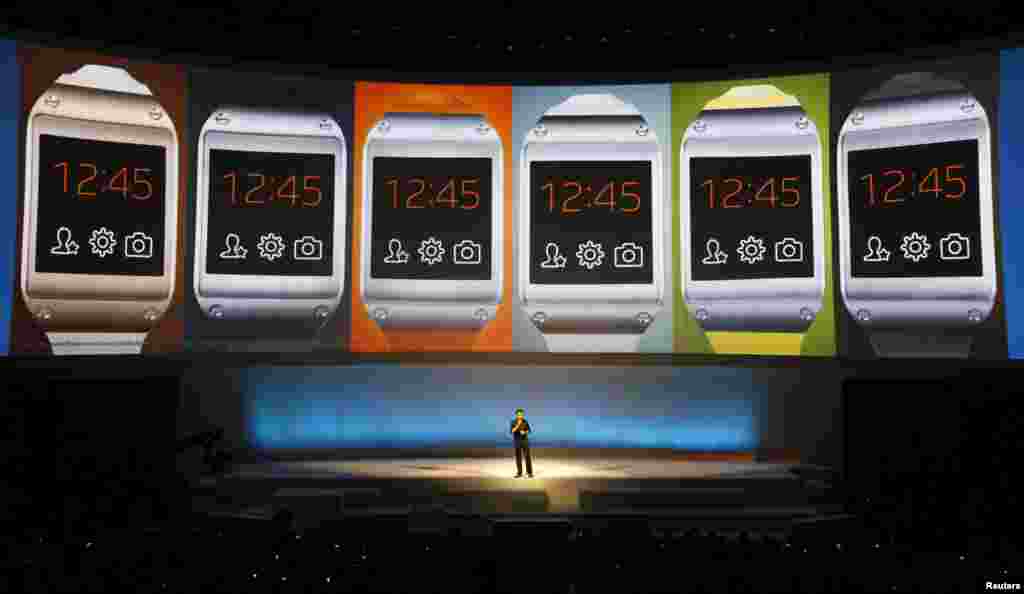 Pranav Mistry, kepala tim riset Samsung mempresentasikan aksesoris Samsung Galaxy "Smart Watch" saat pameran elektronik di Berlin, Jerman.
