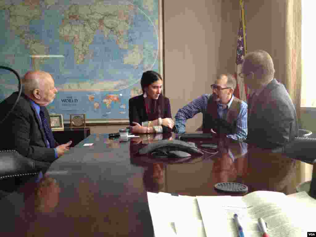 Yoani Sánchez conversa con Dick Lobo, director de IBB y David Ensor, director de la Voz de América.