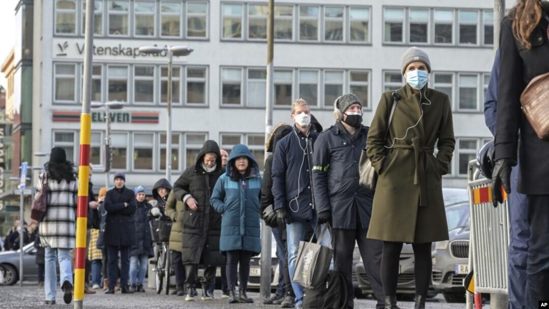 Stanovnici Stokholma čekaju u redu za testiranje