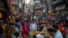 Un gran número de personas acuden a un mercado de Nueva Delhi, India, el 12 de noviembre de 2022. Se proyecta que la India desplazará a China como el país más poblado del mundo en 2023.